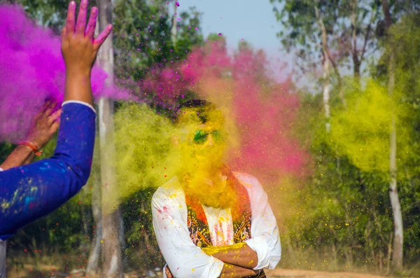 Birbhum Batı Bengal Hindistan 9 Mart 2020: Birbhum Batı Bengal Hindistan 'daki Biswa Bharati shantiniketan kampüsünde Holi festivali kutlanıyor.