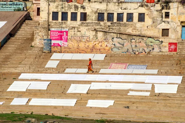 Dhobi ghat varanasi Hindistan 'da giysiler kuruyor.