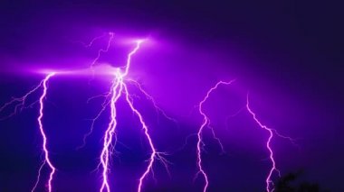 Soyut tarzdaki güçlü yıldırım fırtınası enerjisi, Yıldırım çarpması, kazanç enerjisi meditasyonu