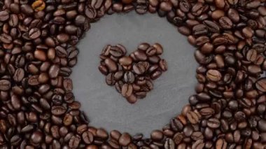 Farklı rostolar kahve çekirdeklerinin dokusunun soyut bir kompozisyona uyarlanması.