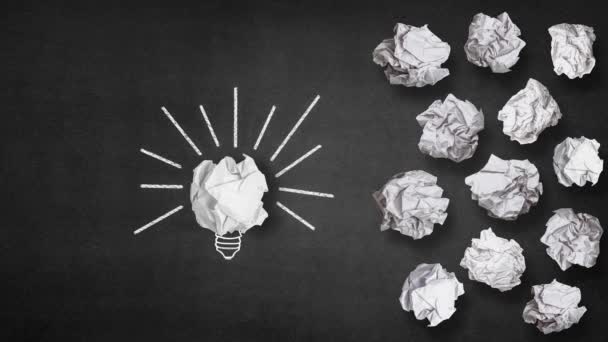 在黑暗的背景上折皱了纸球 用抽象的方式帮助他人动画的有趣想法的效果 — 图库视频影像