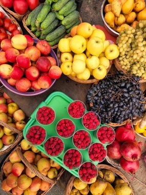 Meyve ve sebzeler tezgahta. 