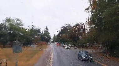 Penceresinde yağmur damlaları olan şehir yolu manzaralı yağmurlu bir gün