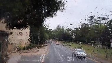 Penceresinde yağmur damlaları olan şehir yolu manzaralı yağmurlu bir gün