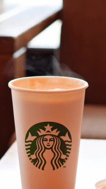 Starbucks kağıt kahve fincanı, İngiltere, Epping, Essex 'te 07.09.2025' te sıcak içecekle yakınlaştırıldı. Yüksek kalite 4k görüntü