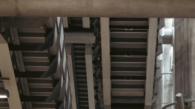 Metro istasyonunun yürüyen merdiveninin altındaki çelik borular ve metal iskelet.