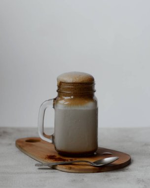 Beyaz arka planda Dalgona kahvesi