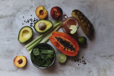 Taze meyve, tohumlar, sebzeler, yapraklı yeşiller. Sağlıklı yaşam konsepti..