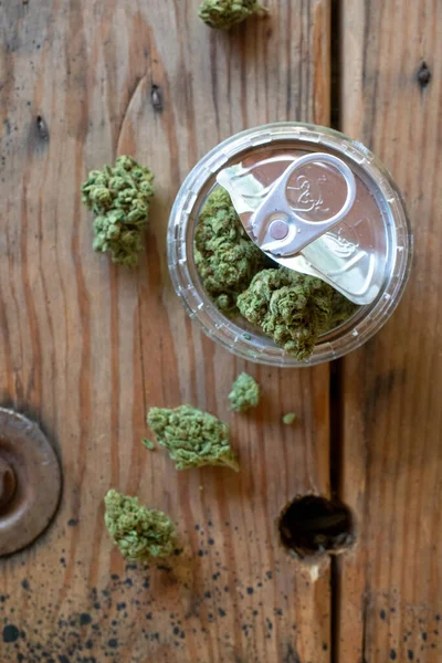 Cannabis Frasco Plástico Abierto Con Una Tapa Lata Pop Top — Foto de Stock