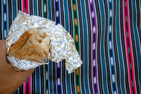 Mano Sosteniendo Burrito Con Papel Aluminio Parcialmente Desenvuelto — Foto de Stock