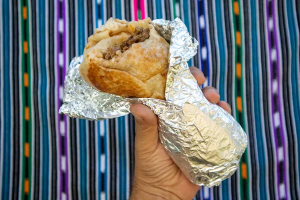 Mano Sosteniendo Burrito Carne Asada Con Bocado Sacado Ella Burrito — Foto de Stock