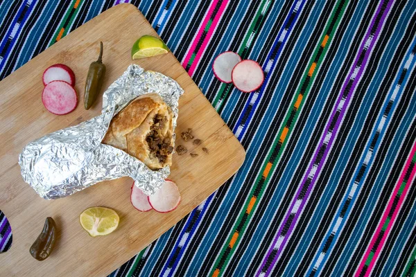 Burrito Insvept Folie Omgiven Paprika Rädisor Och Lime Träyta Overhead — Stockfoto