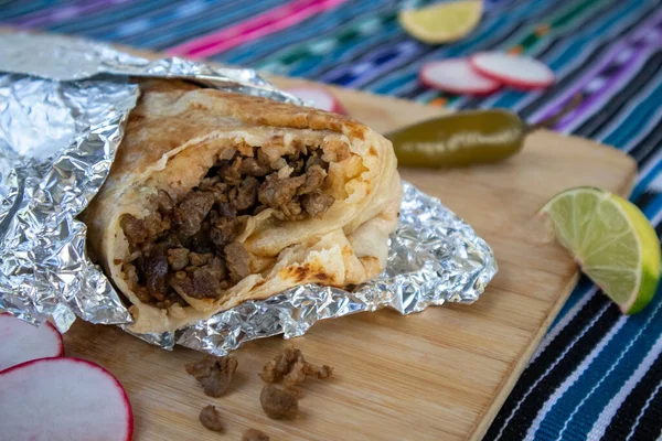 Burrito Cortado Por Mitad Envuelto Papel Aluminio Rodeado Pimientos Rábanos — Foto de Stock