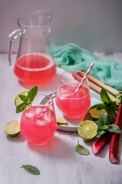 Erfrischendes Sommer Rhabarber Limonade Getränk Mit Limette Und Minze — Stockfoto