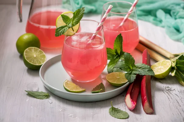 Erfrischendes Sommer Rhabarber Limonade Getränk Mit Limette Und Minze — Stockfoto