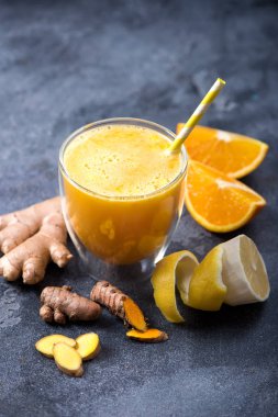 Narenciye zerdeçal veya curcuma içki zencefil, sağlıklı detoks vitamin suyu ile