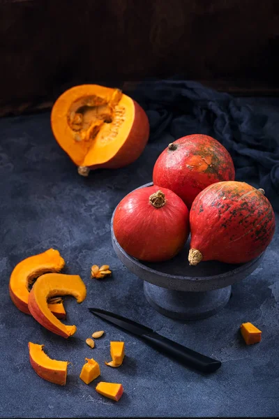 Гарбузи Приготування Їжі Свіжі Здорові Сезонні Овочі Темному Фоні — стокове фото