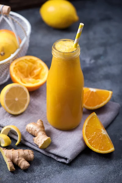 Zumo Fresco Cítricos Zumo Naranja Limón Bebida Saludable Con Jengibre — Foto de Stock