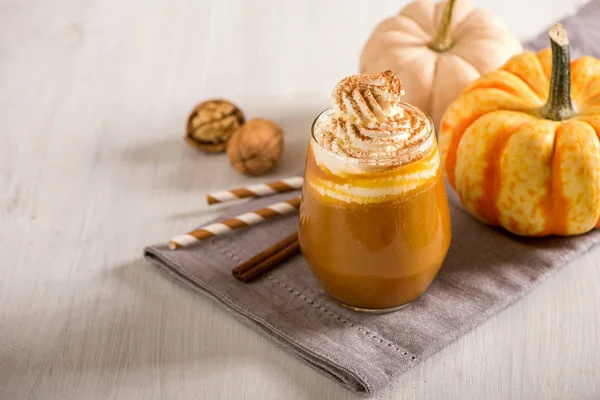 Pumpkin Spice Latte Hete Koffie Drinken Met Pompoenen Opgeklopte Room — Stockfoto