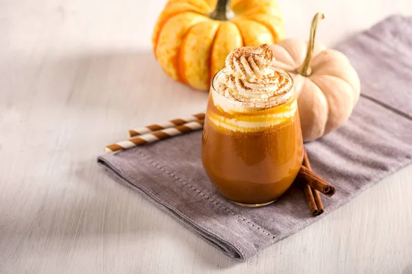 Pumpkin Spice Latte Gorąca Kawa Napój Dyni Bitą Śmietaną Przyprawami — Zdjęcie stockowe