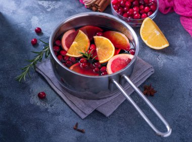 Meyve ve kızılcık, sıcak kış içki ile tencere yemeklerinde mulled şarap
