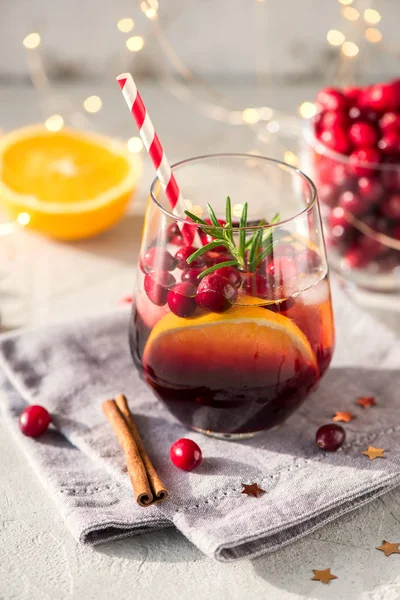 クランベリーのカクテル冬とオレンジ お祝い冷たい飲み物 クリスマスのプンシュ — ストック写真