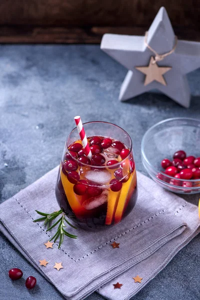 クランベリーのカクテル冬とオレンジ お祝い冷たい飲み物 クリスマスのお祝いのプンシュ — ストック写真