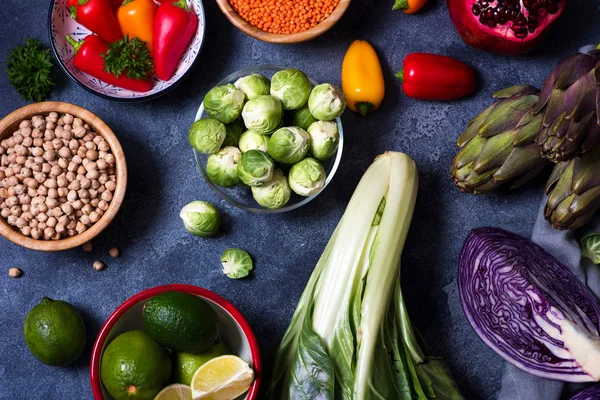 健康的素食烹饪原料 新鲜蔬菜 干净的饮食概念 甘蓝芽和红卷心菜 — 图库照片