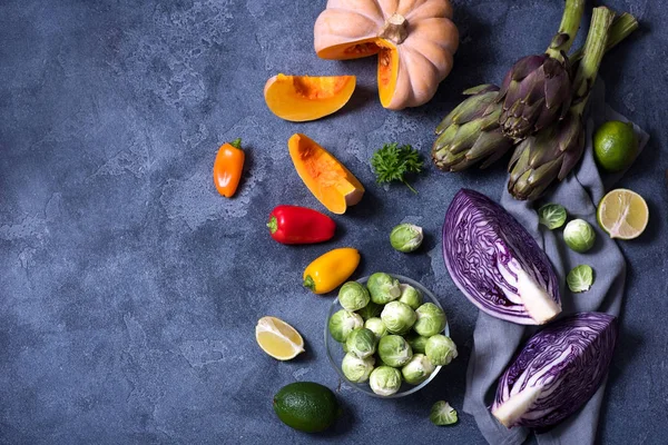 健康的素菜烹饪食材 新鲜蔬菜 干净的饮食理念 复制空间背景 红卷心菜 芽甘蓝 顶视图 — 图库照片