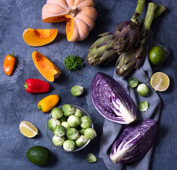 健康的素菜烹饪食材 新鲜蔬菜 干净的饮食理念 红卷心菜 芽甘蓝 顶视图 方形图像 — 图库照片