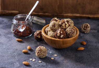 Enerji alıntılar, vegan ham şeker, badem ve kakao, sesam ve yulaf ile ev yapımı tatlı