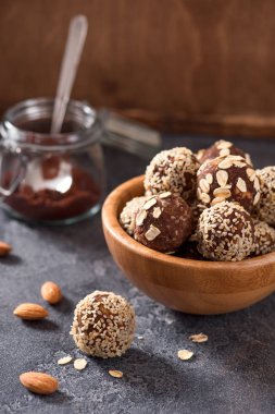 Enerji alıntılar, vegan ham şeker, badem ve kakao, sesam ve yulaf ile ev yapımı tatlı