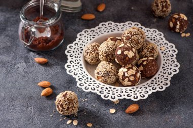 Enerji alıntılar, vegan ham şeker, badem ve kakao, sesam ve yulaf ile ev yapımı tatlı