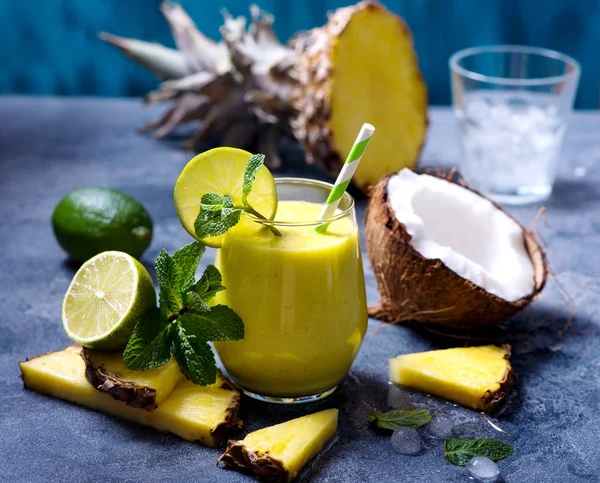 Ananas Kokos Cocktail Verfrissende Koude Zomer Drank Met Ijs Munt — Stockfoto