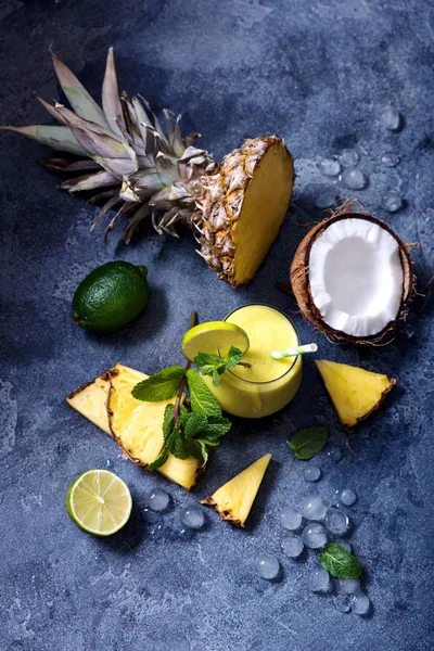 Ananas Kokos Cocktail Verfrissende Koude Zomer Drank Met Ijs Tropische — Stockfoto