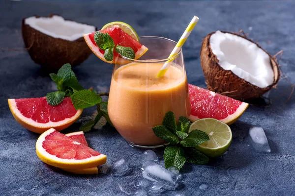 Grapefruit Ananas Kokos Cocktail Verfrissende Koude Zomer Drank Met Ijs — Stockfoto