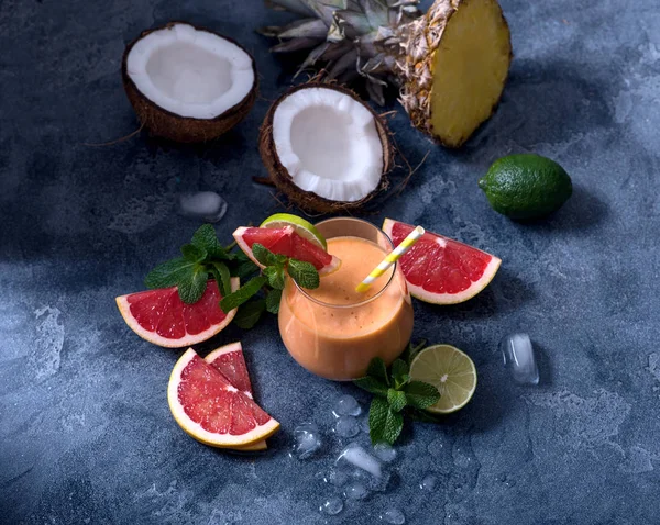 Grapefruit Ananas Kokos Cocktail Verfrissende Koude Zomer Drank Met Ijs — Stockfoto