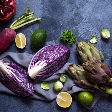 Taze enginar, kırmızı lahana, brussel lahanası, avokado, sağlıklı yemek ve yemek, kare görüntü
