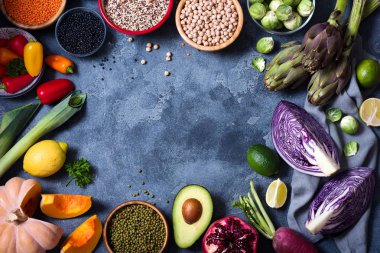 Sağlıklı beslenme, kopya uzay gıda arka plan, taze sebze ve baklagiller, temiz kavramı, düz yatıyordu yeme