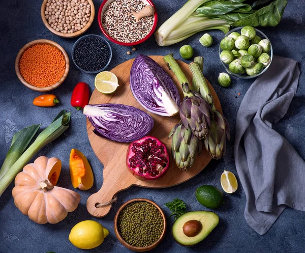 新鲜蔬菜和豆类 健康的素食主义者烹饪食材 干净的饮食概念 食物背景 — 图库照片