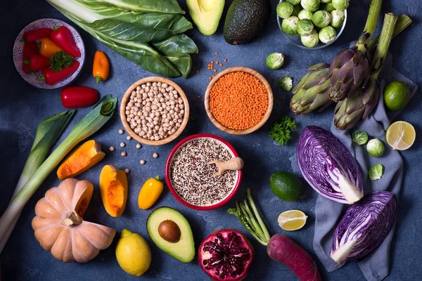 Zdravá Veganská Jídla Quinoa Čočka Cizrna Odlehlejší Čerstvou Zeleninou Čisté — Stock fotografie