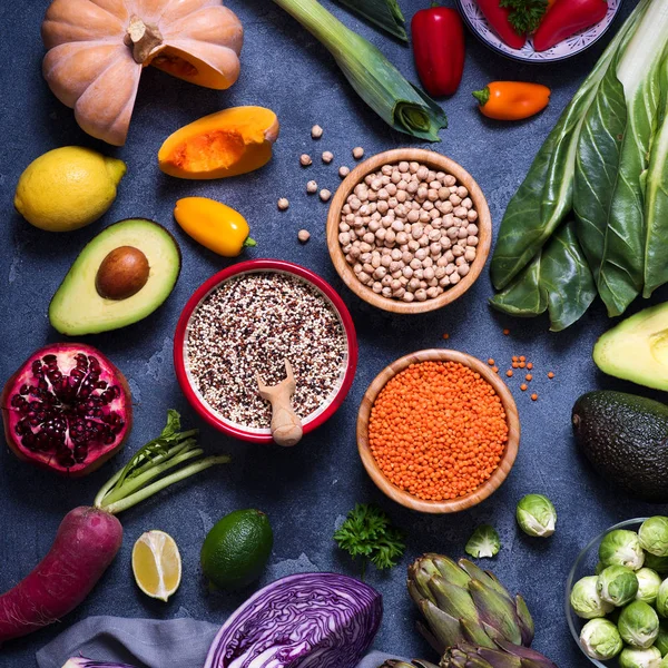 Alimentos Veganos Saudáveis Quinoa Lentilhas Grão Bico Ingredientes Cozinha Com — Fotografia de Stock