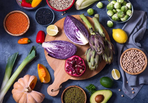 Healthy Vegan Food Quinoa Lentils Chickpeas Cooking Ingredients Fresh Vegetables — 图库照片