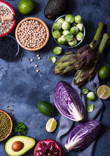 Hälsosam Vegan Matlagning Ingredienser Färska Grönsaker Kronärtskockor Rödkål Brysselgroddar Avokado — Stockfoto