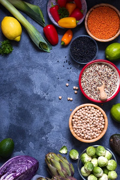 Sağlıklı vegan pişirme malzemeleri, taze sebze, temiz yeme konsepti, enginar, brussel lahanası, kırmızı lahana, Kinoa, nohut, mercimek, üst görünüm kopya uzay arka plan