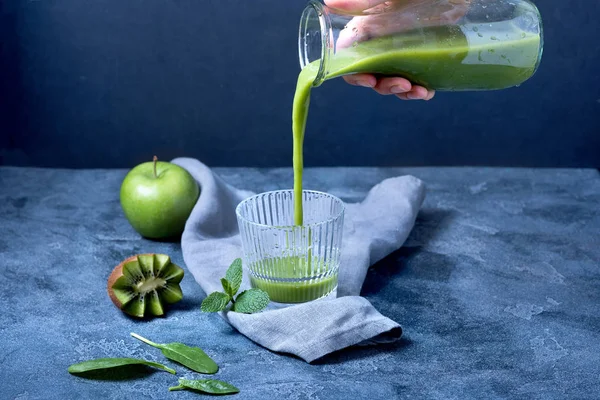 Gezonde Groene Smoothie Gieten Glas Detox Vitamine Drankje Met Spinazie — Stockfoto