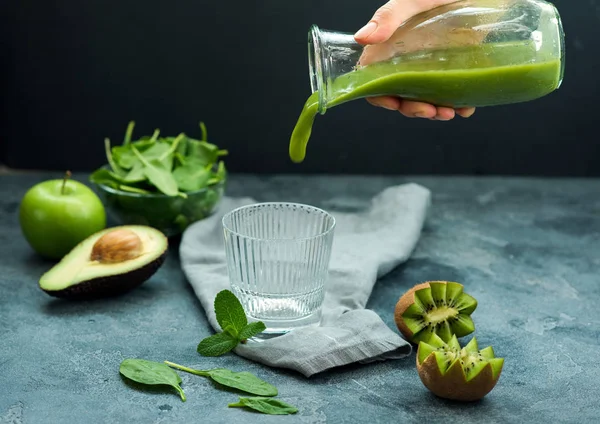 ガラス ほうれん草 キウイ アボカド リンゴとデトックス ビタミン飲料に注ぐ健康な緑のスムージー — ストック写真