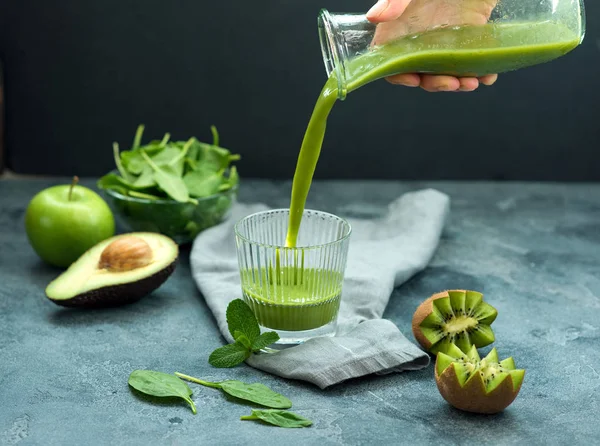 ガラス ほうれん草 キウイ アボカド リンゴとデトックス ビタミン飲料に注ぐ健康な緑のスムージー — ストック写真
