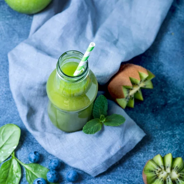 Batido Verde Saludable Botella Bebida Desintoxicante Vitaminas Con Espinacas Kiwi — Foto de Stock