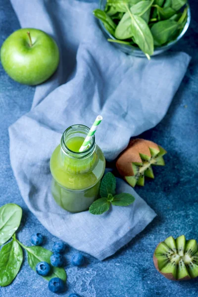 Gezonde Groene Smoothie Fles Detox Vitamine Drankje Met Spinazie Kiwi — Stockfoto